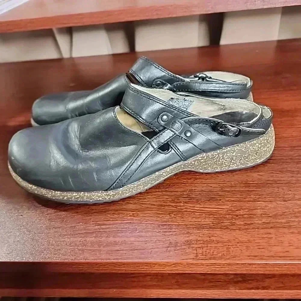 Teva Women's Leather Clogs.  Size 8 - Picture 4 of 9